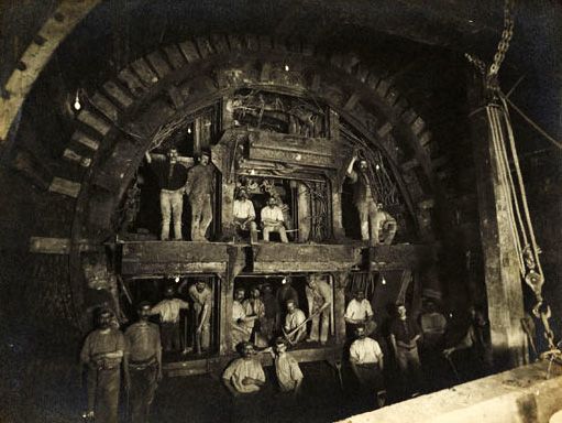 Construction de la ligne Central du métro, en 1898. Source : The British Library.