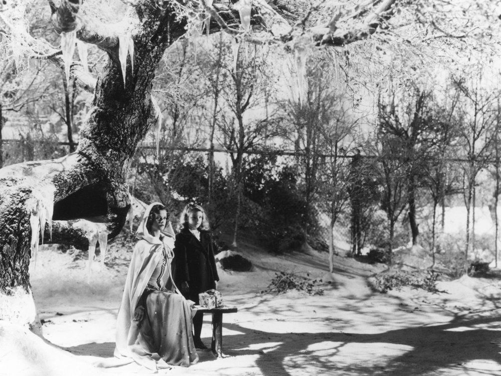 curse-of-the-cat-people-1944-001-women-snow-tree-00n-7ux